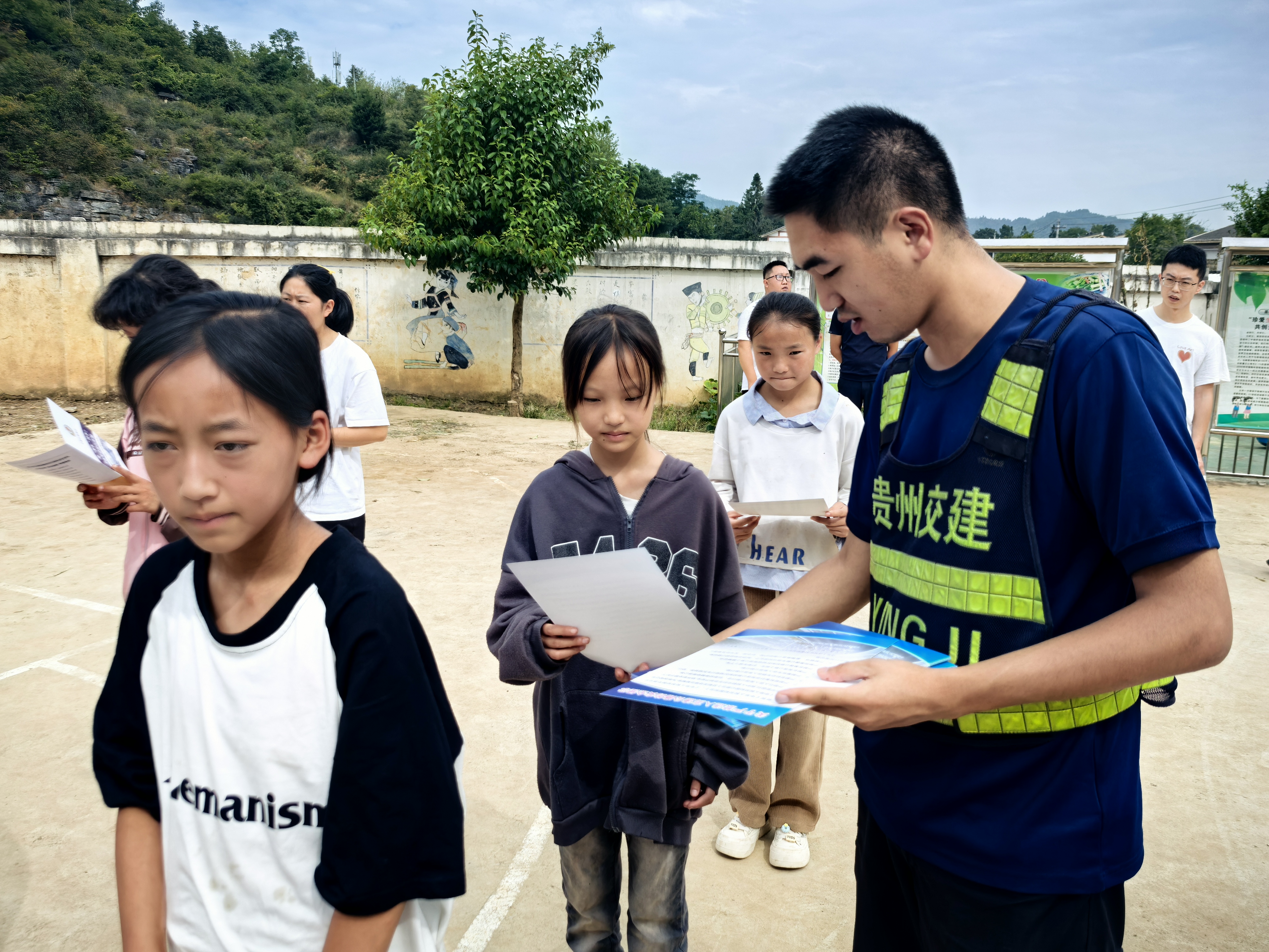 向学生讲解交通安全注意事项.jpg